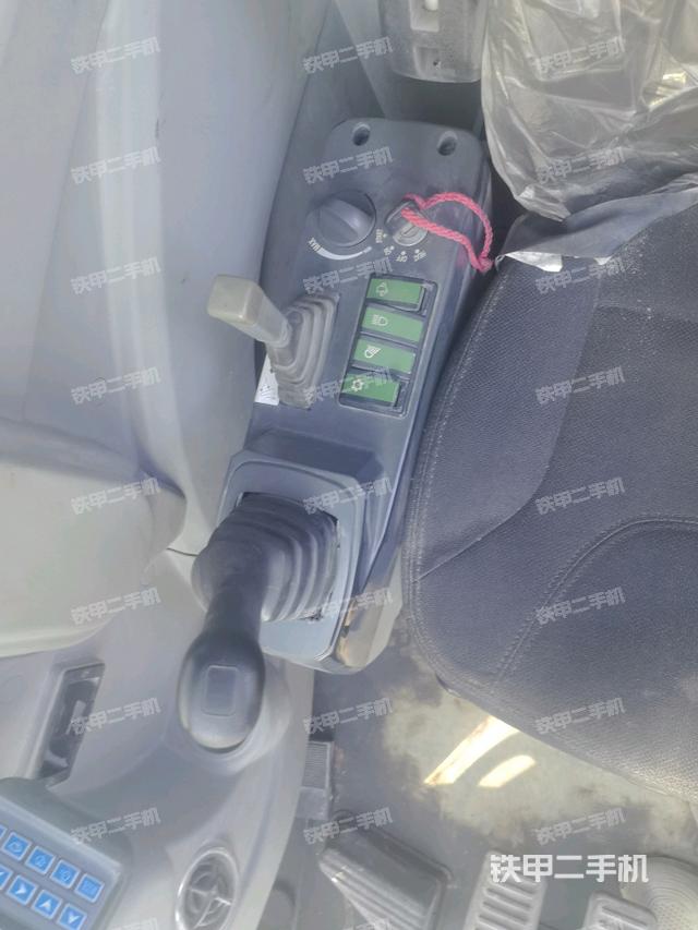 座椅右側(cè)控制臺(tái)/鑰匙門(mén)/油門(mén)/含右手柄（駕駛室部分）