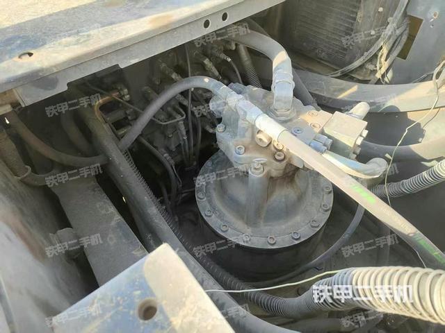 回轉(zhuǎn)馬達(dá)和主控閥（整機(jī)外觀）