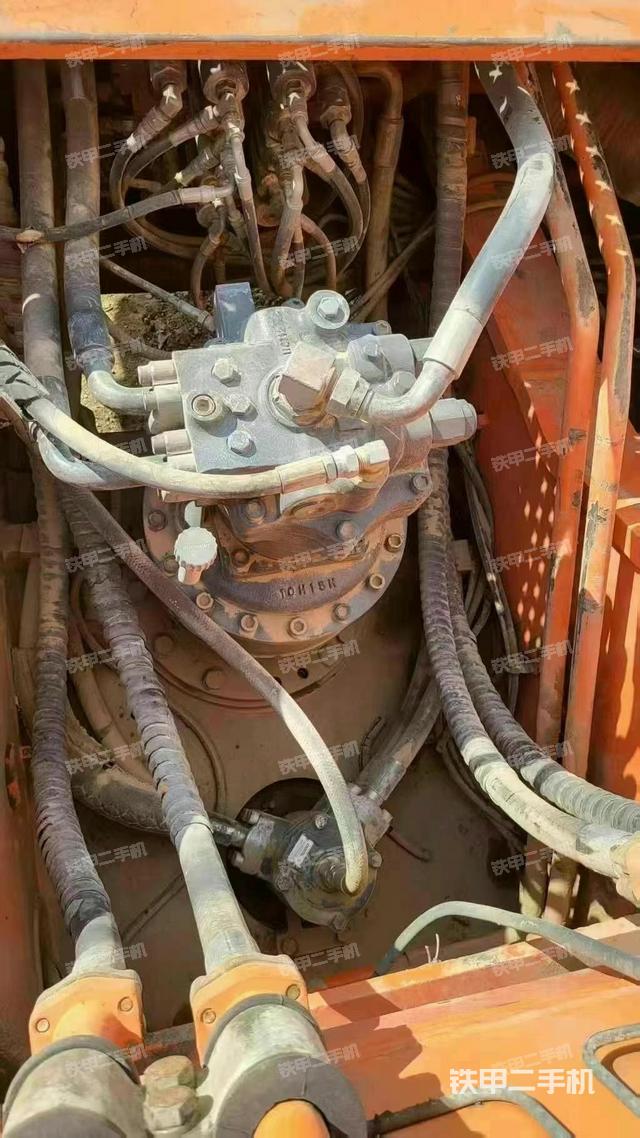 回转马达和主控阀（整机外观）