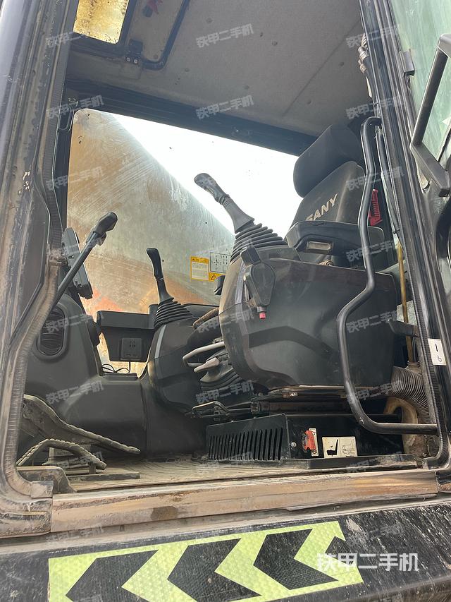 駕駛室整體（整機外觀）