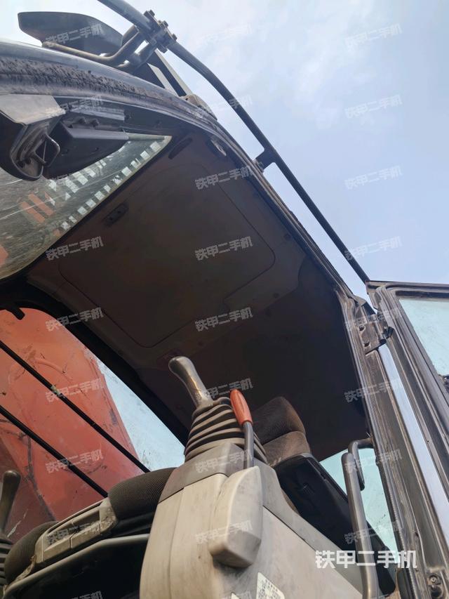 駕駛室頂部（整機外觀）