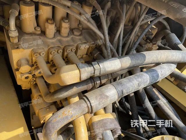 回轉(zhuǎn)馬達(dá)和主控閥(整機(jī)外觀) 回轉(zhuǎn)馬達(dá)和主控閥(整機(jī)外觀)
