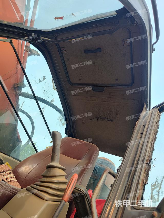 駕駛室頂部(整機外觀) 駕駛室頂部(整機外觀)