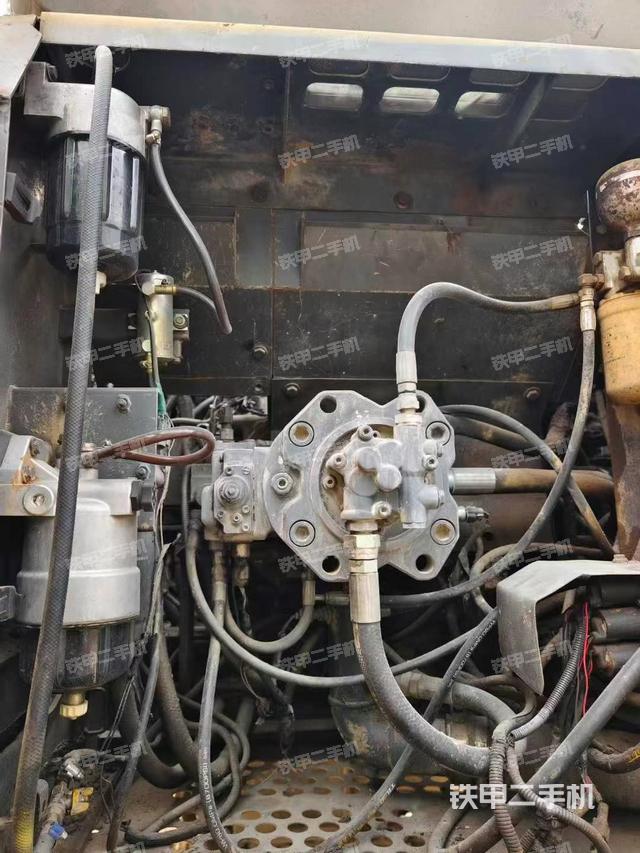 液壓泵艙室正面整體(整機外觀) 液壓泵艙室正面整體(整機外觀)