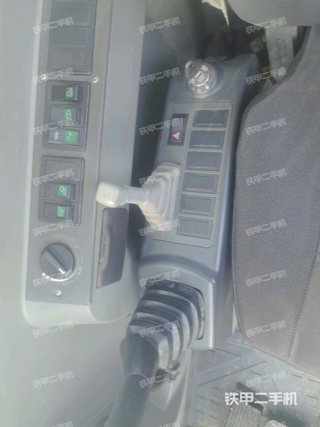 座椅右側控制臺/鑰匙門/油門/含右手柄(駕駛室部分) 座椅右側控制臺/鑰匙門/油門/含右手柄(駕駛室部分)