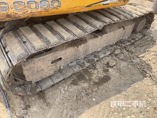 單側(cè)履帶整體(整機外觀) 單側(cè)履帶整體(整機外觀)