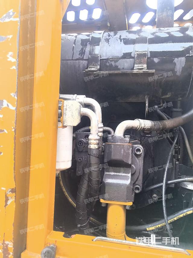 液壓泵艙室正面整體(整機外觀) 液壓泵艙室正面整體(整機外觀)