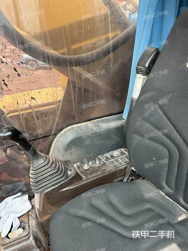 行走控制手柄和踏板?俯拍（駕駛室部分）