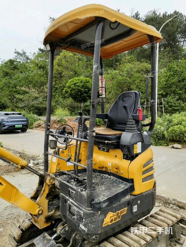 駕駛室整體(整機(jī)外觀) 駕駛室整體(整機(jī)外觀)