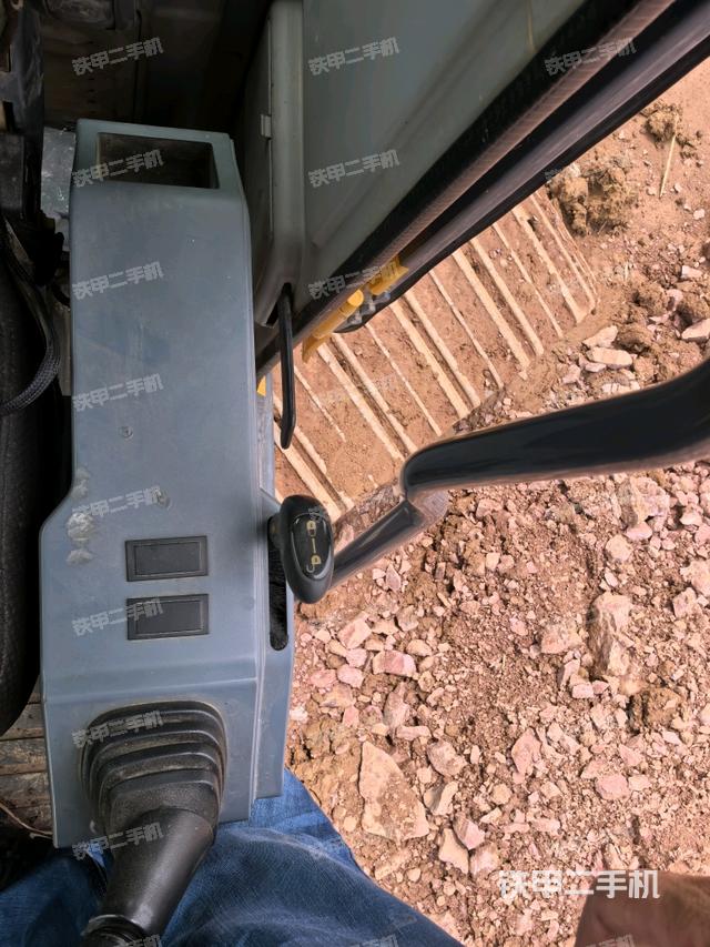 座椅右側(cè)控制臺(tái)/鑰匙門(mén)/油門(mén)/含右手柄(駕駛室部分) 座椅右側(cè)控制臺(tái)/鑰匙門(mén)/油門(mén)/含右手柄(駕駛室部分)