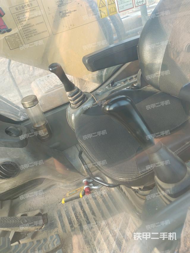 行走控制手柄和踏板?俯拍（駕駛室部分）