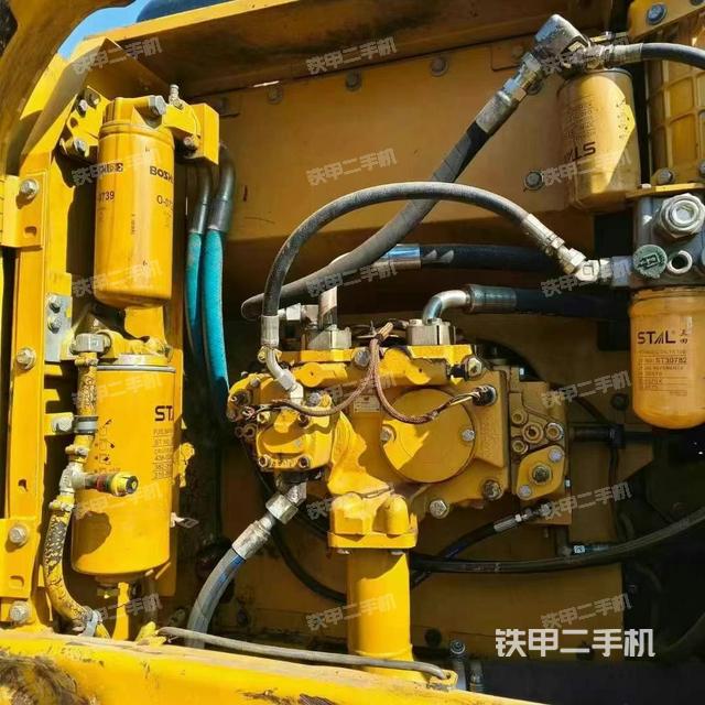 液壓泵艙室正面整體（整機外觀）