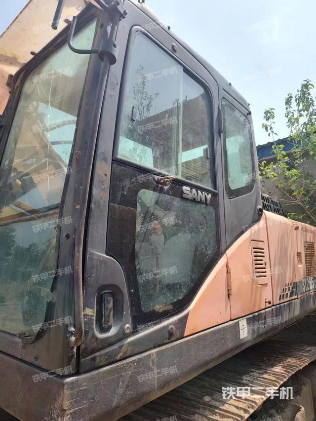 駕駛室整體(整機(jī)外觀) 駕駛室整體(整機(jī)外觀)