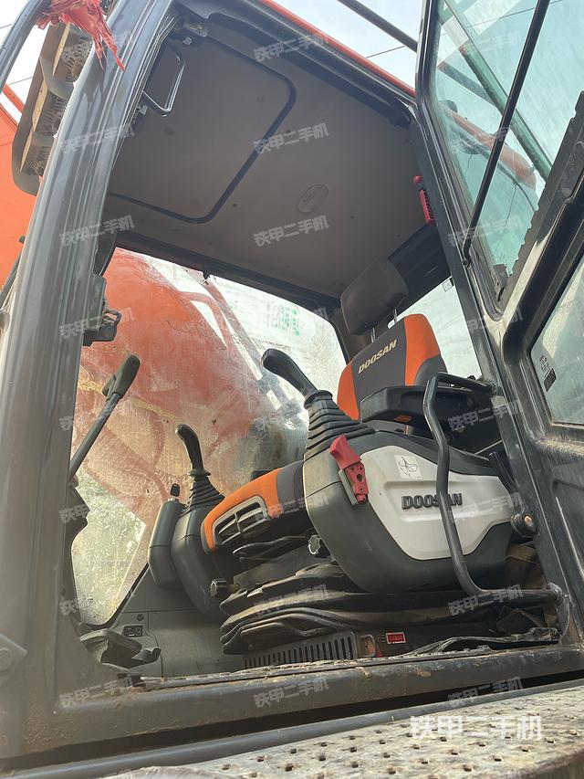 駕駛室整體（整機外觀）