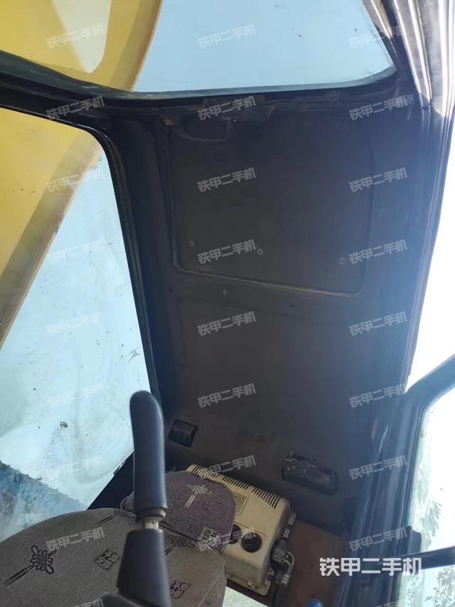 駕駛室頂部(整機(jī)外觀) 駕駛室頂部(整機(jī)外觀)