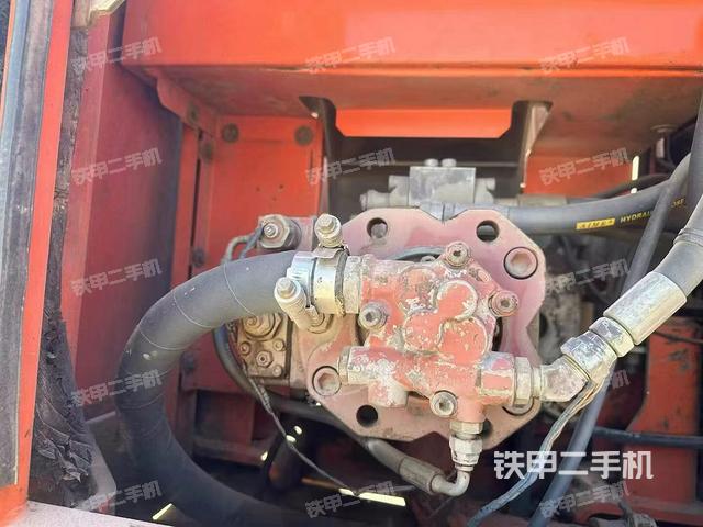 液壓泵艙室正面整體(整機(jī)外觀) 液壓泵艙室正面整體(整機(jī)外觀)