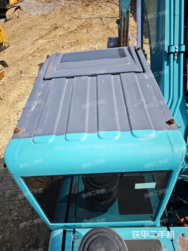 駕駛室頂部(整機(jī)外觀) 駕駛室頂部(整機(jī)外觀)