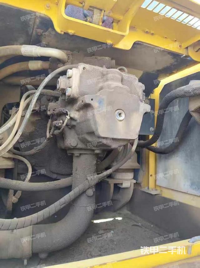 液压泵舱室正面整体（整机外观）