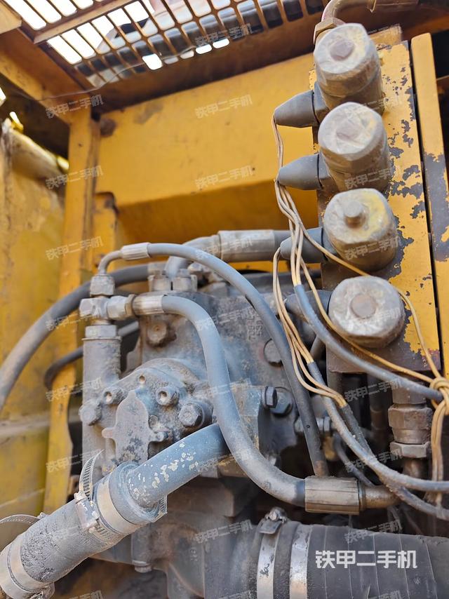 液压泵舱室正面整体（整机外观）