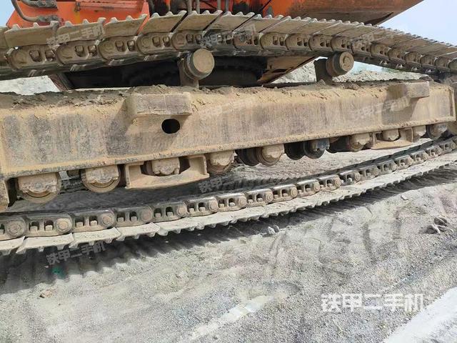 單側(cè)履帶整體(整機(jī)外觀) 單側(cè)履帶整體(整機(jī)外觀)