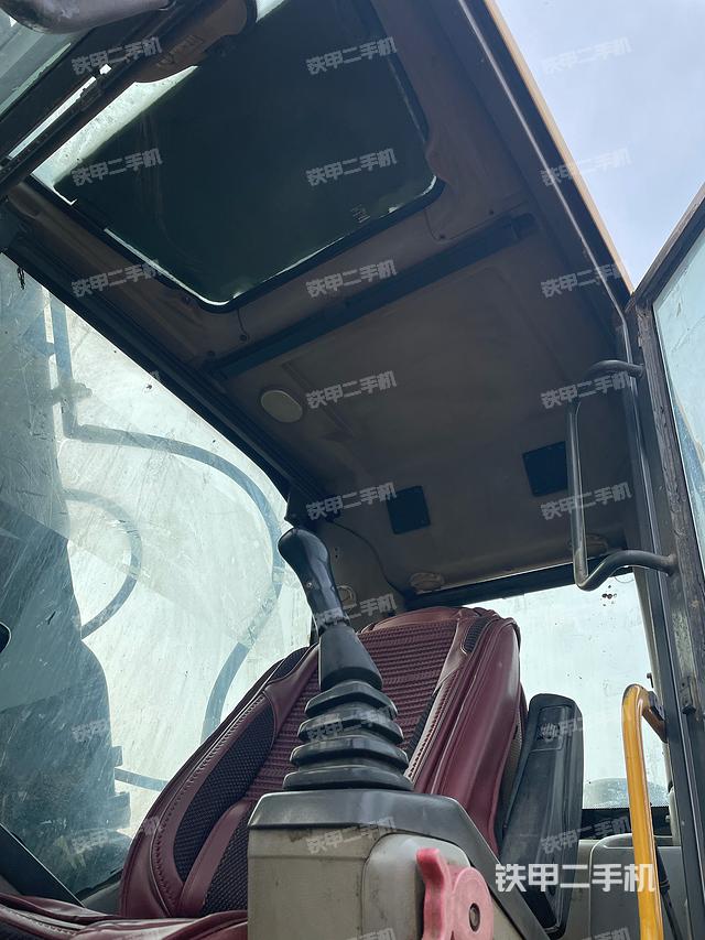 駕駛室頂部(整機外觀) 駕駛室頂部(整機外觀)