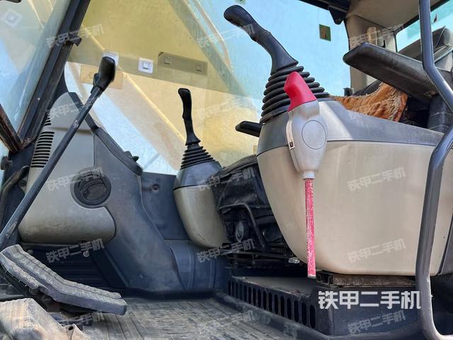 駕駛室整體(整機(jī)外觀) 駕駛室整體(整機(jī)外觀)