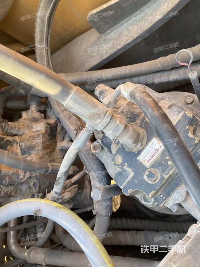 回转马达和主控阀（整机外观）