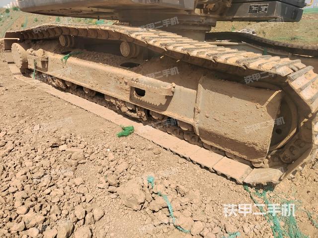 單側(cè)履帶整體(整機(jī)外觀) 單側(cè)履帶整體(整機(jī)外觀)
