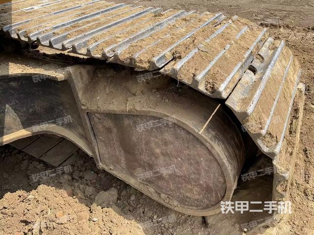單側(cè)履帶整體(整機(jī)外觀) 單側(cè)履帶整體(整機(jī)外觀)