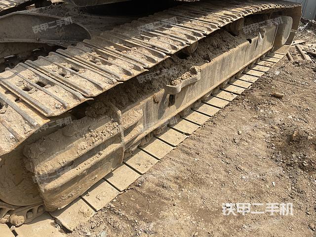 單側(cè)履帶整體(整機(jī)外觀) 單側(cè)履帶整體(整機(jī)外觀)
