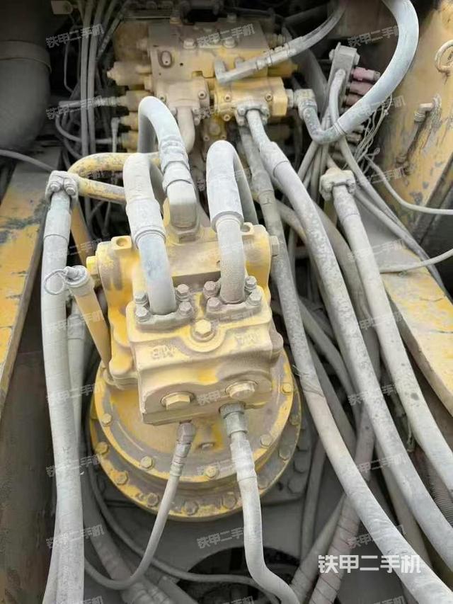 回轉(zhuǎn)馬達(dá)和主控閥（整機(jī)外觀）