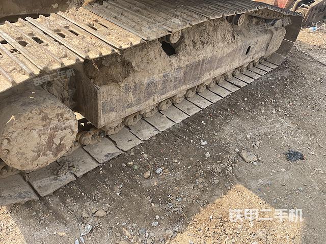 單側(cè)履帶整體(整機(jī)外觀) 單側(cè)履帶整體(整機(jī)外觀)