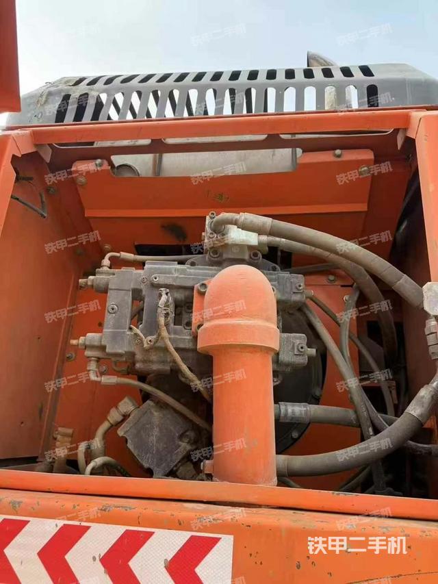 液压泵舱室正面整体（整机外观）