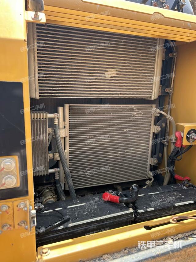 散熱器正面(大件艙室) 散熱器正面(大件艙室)