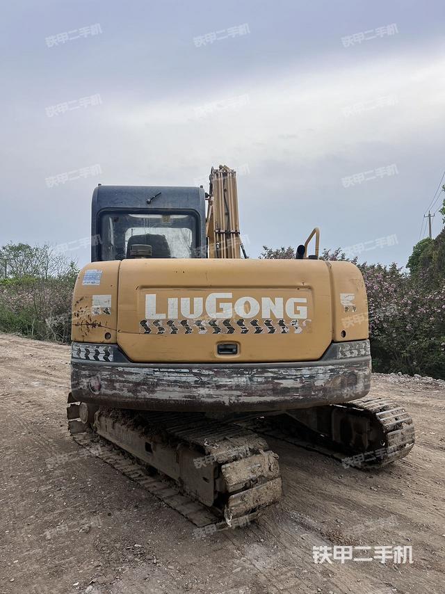 駕駛室頂部（整機外觀）
