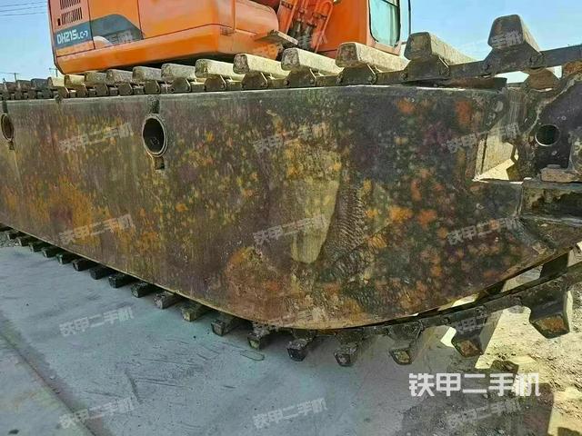 單側(cè)履帶整體(整機外觀) 單側(cè)履帶整體(整機外觀)