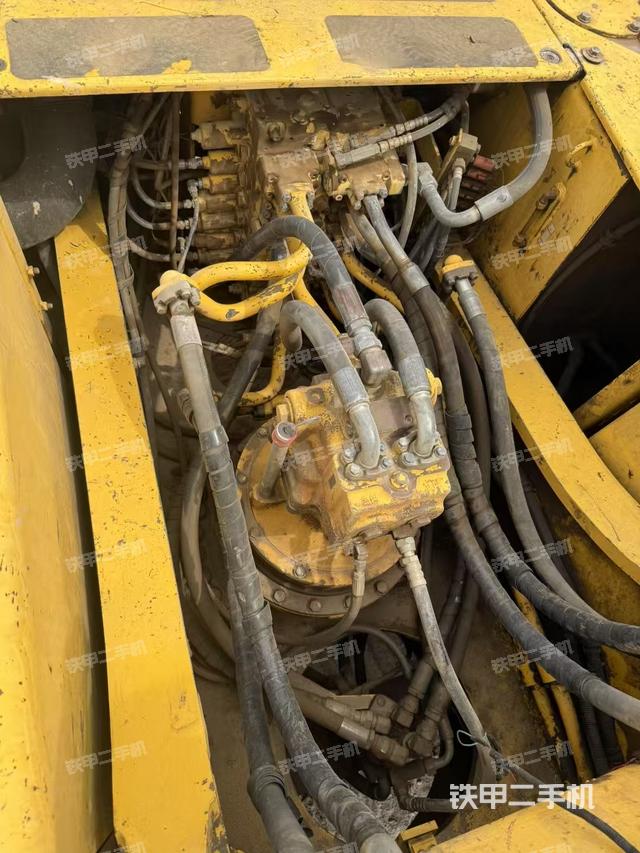 回转马达和主控阀（整机外观）