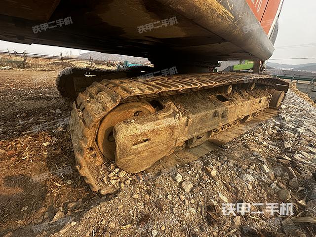 單側(cè)履帶整體(整機(jī)外觀) 單側(cè)履帶整體(整機(jī)外觀)