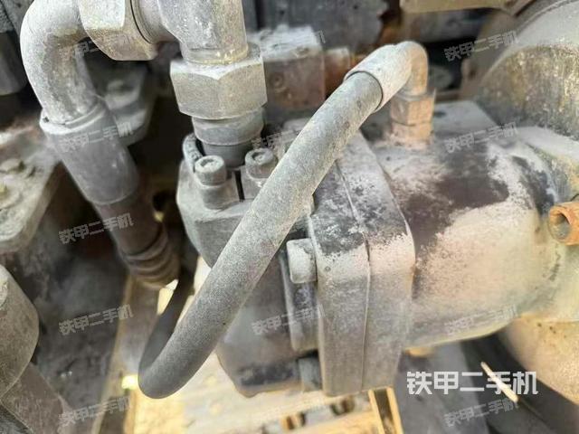 液压泵舱室正面整体（整机外观）