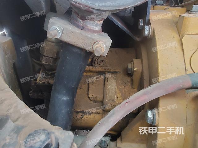 液压泵舱室正面整体（整机外观）