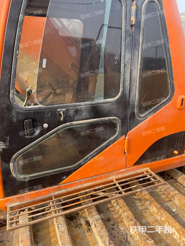 駕駛室整體(整機外觀) 駕駛室整體(整機外觀)