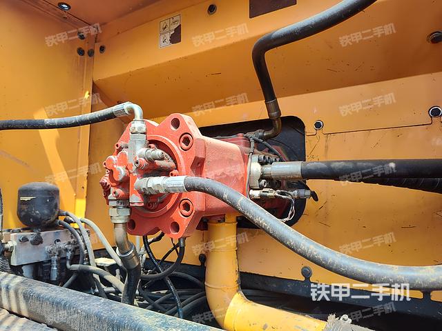 液壓泵艙室正面整體（整機(jī)外觀）