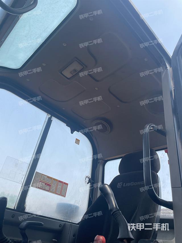 驾驶室顶部（整机外观）