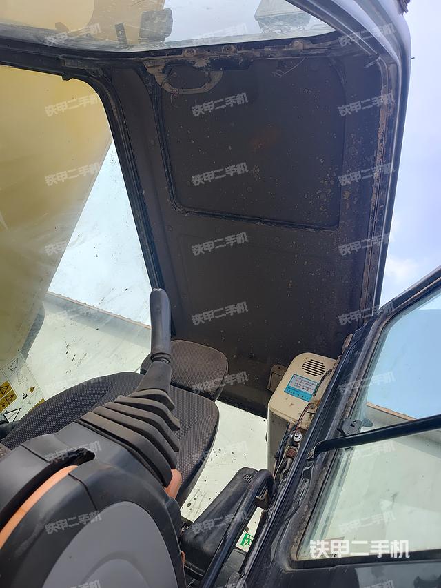 駕駛室頂部（整機外觀）