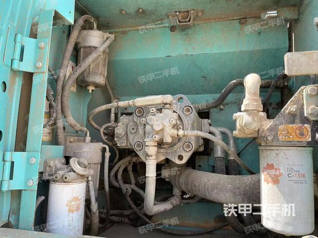 液壓泵艙室正面整體(整機外觀) 液壓泵艙室正面整體(整機外觀)