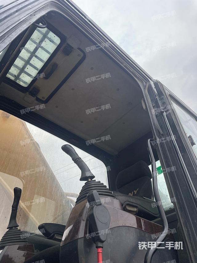 駕駛室頂部(整機外觀) 駕駛室頂部(整機外觀)