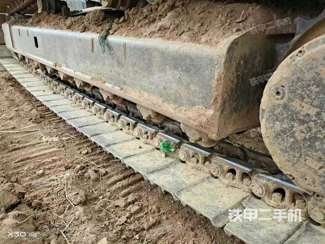 單側(cè)履帶整體(整機(jī)外觀) 單側(cè)履帶整體(整機(jī)外觀)