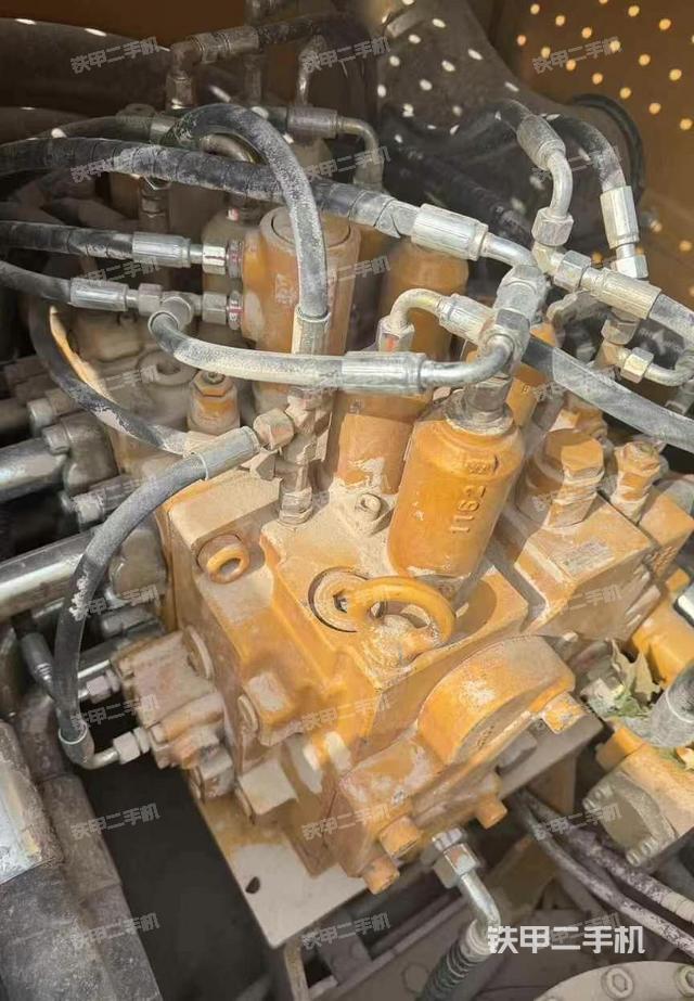 回轉(zhuǎn)馬達和主控閥（整機外觀）