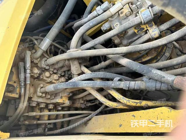 回轉(zhuǎn)馬達(dá)和主控閥（整機(jī)外觀）