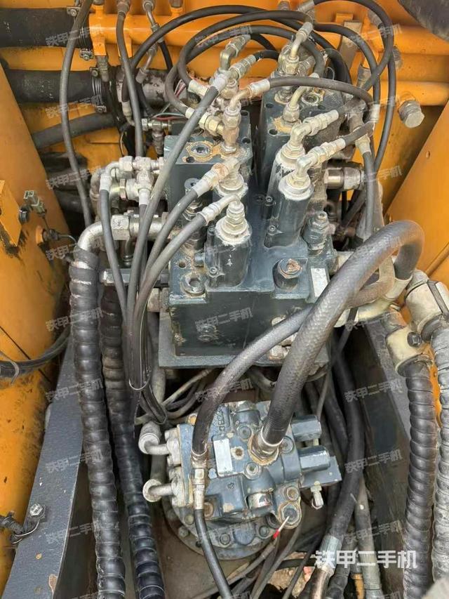 回转马达和主控阀（整机外观）